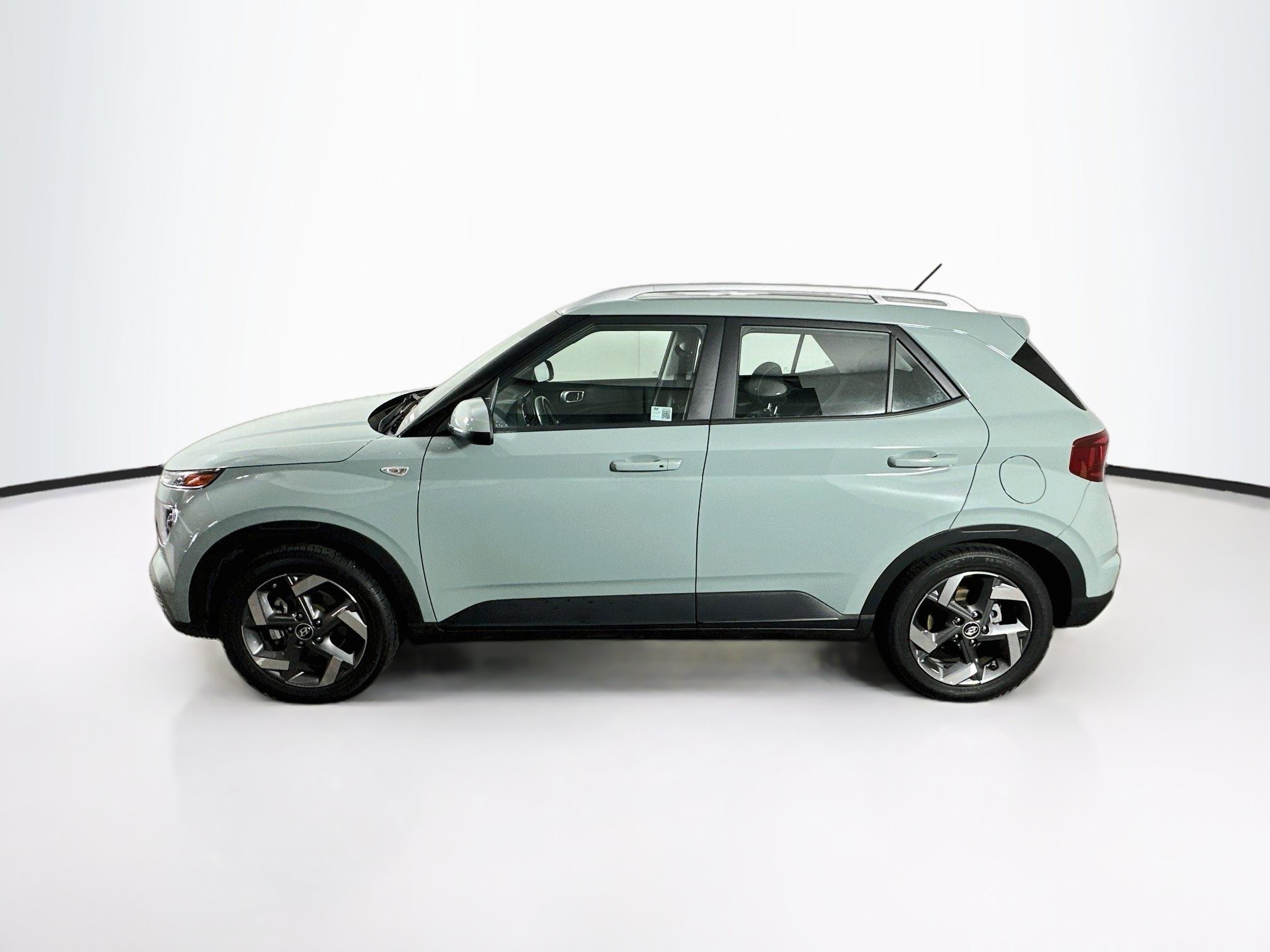 Used 2025 Hyundai Venue SEL FWD image 4