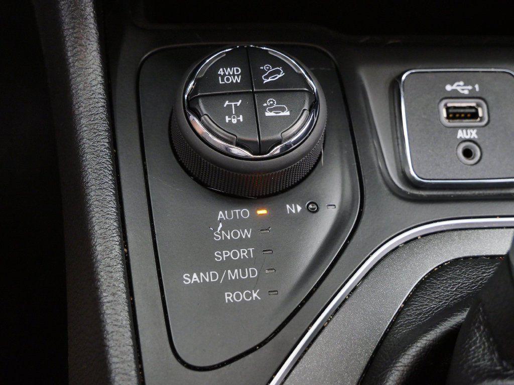 Used 2019 Jeep Cherokee Trailhawk w/ Cold Weather Group AWD/4WD image 20