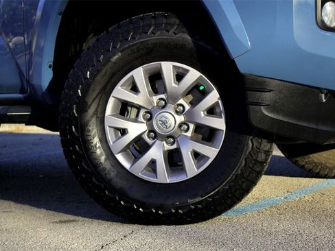 Used 2019 Toyota Tacoma TRD Sport image 3