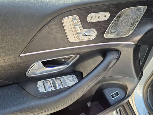 Used 2025 Mercedes-Benz GLS 580 4MATIC image 11