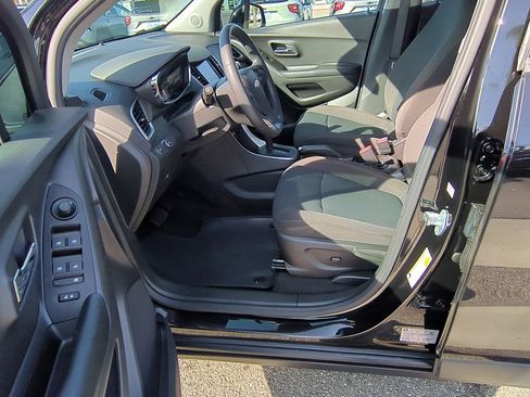 Used 2022 Chevrolet Trax LS w/ Tint and Cruise Package image 17