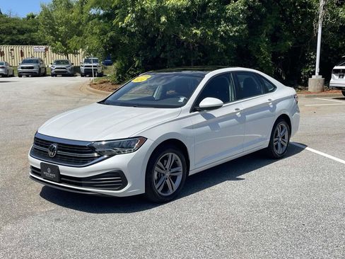 Certified 2024 Volkswagen Jetta SE FWD image 3