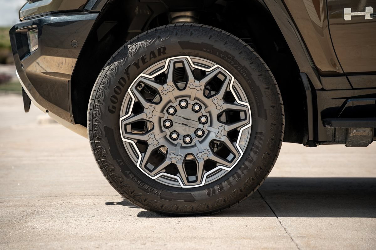 Used 2024 GMC Hummer EV 3X AWD/4WD image 13