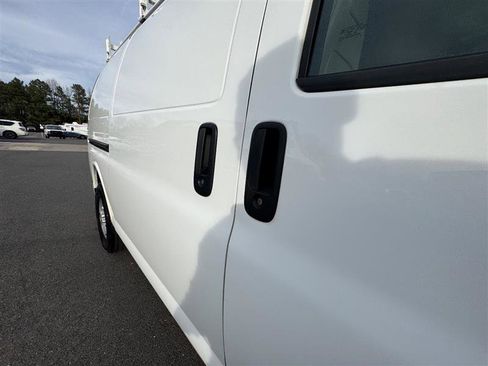 Used 2019 Chevrolet Express 3500 w/ Driver Convenience Package image 39