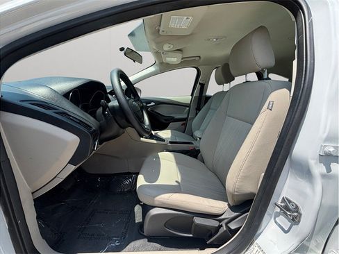 Used 2017 Ford Focus SE FWD image 2