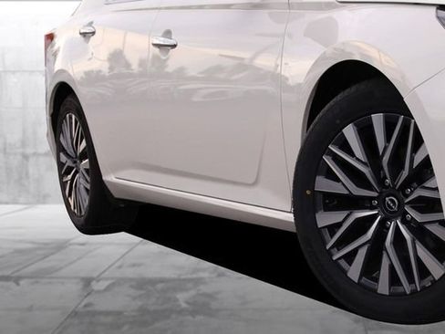Certified 2025 Nissan Altima 2.5 SV FWD image 3