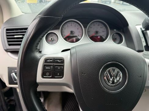 Used 2013 Volkswagen Routan SE FWD image 13
