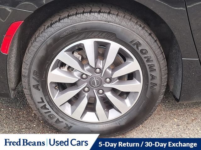 Used 2023 Chrysler Pacifica Limited FWD image 12