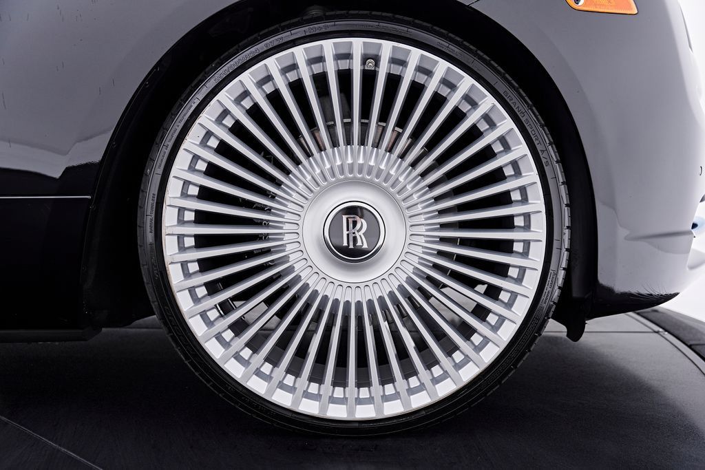 Used 2019 Rolls-Royce Dawn RWD image 32