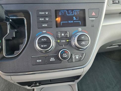 Certified 2017 Toyota Sienna LE FWD image 17