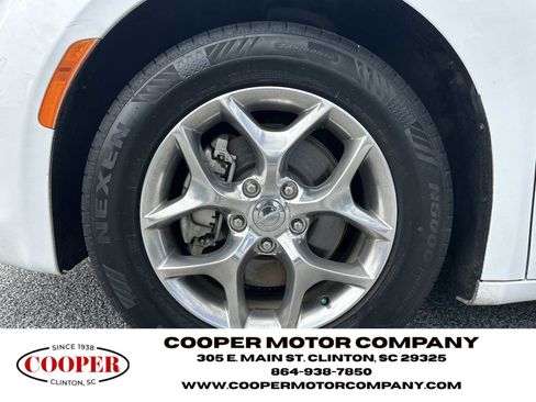 Used 2017 Chrysler Pacifica Limited w/ UConnect Theater Package FWD image 11