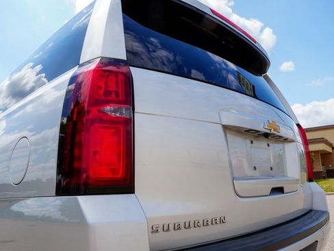 Used 2019 Chevrolet Suburban LT AWD/4WD image 38