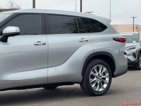 Used 2023 Toyota Highlander Limited image 9