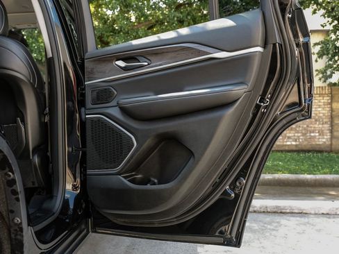 Used 2022 Jeep Grand Cherokee Limited image 58