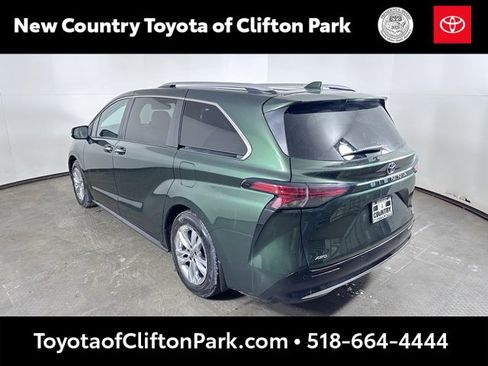 Used 2023 Toyota Sienna Limited image 5