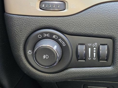 Used 2017 Jeep Cherokee Latitude w/ Cold Weather Group image 28