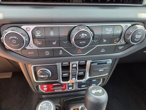 Certified 2025 Jeep Wrangler Unlimited Rubicon w/ Convenience Group AWD/4WD image 26