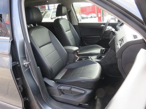Used 2020 Volkswagen Tiguan SE image 11
