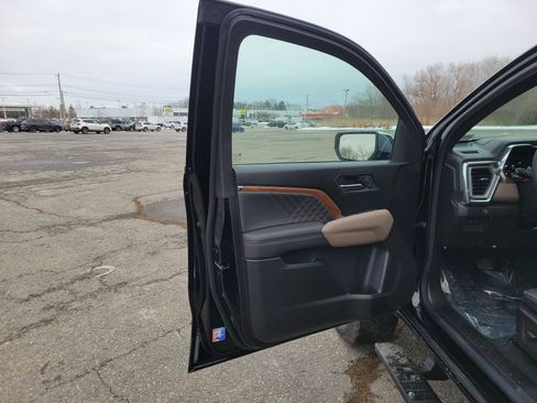 New 2026 GMC Canyon Denali w/ LPO, Denali Black Edition image 17