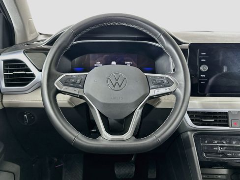 Used 2025 Volkswagen Taos SE FWD image 18
