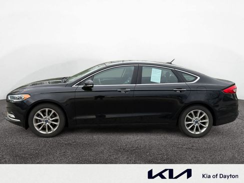 Used 2017 Ford Fusion SE w/ Fusion SE Technology Package image 2