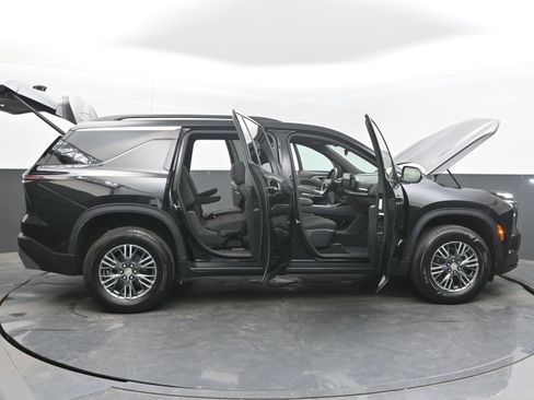 Used 2025 Chevrolet Traverse LT FWD image 46