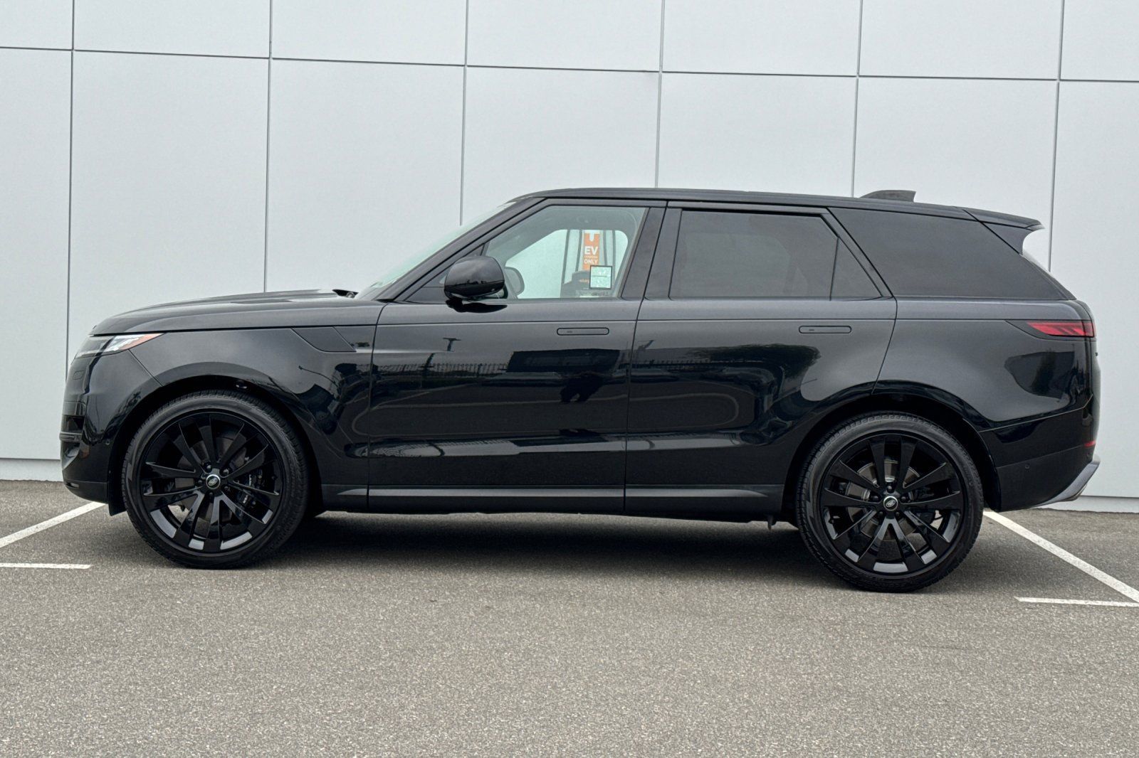 Used 2024 Land Rover Range Rover Sport SE AWD/4WD image 2