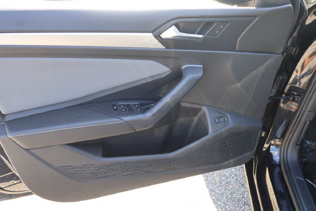Used 2025 Volkswagen Jetta SE FWD image 11