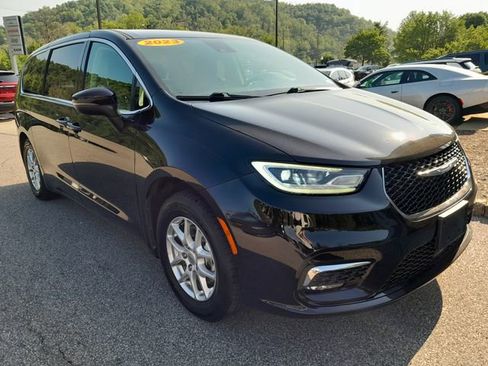 Used 2023 Chrysler Pacifica Touring-L FWD image 3
