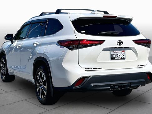 Used 2021 Toyota Highlander XLE AWD/4WD image 11