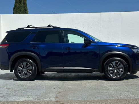 Used 2024 Nissan Pathfinder SV w/ SV Premium Package FWD image 2