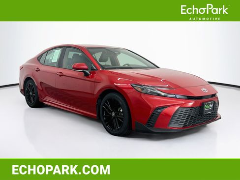 Used 2025 Toyota Camry SE FWD image 1