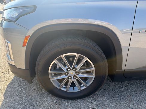 Used 2024 Chevrolet Traverse LT FWD image 3