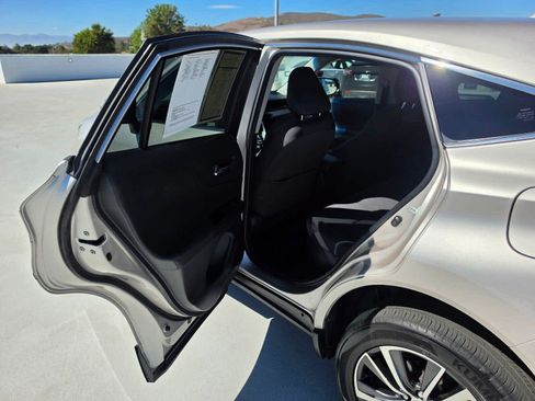 Used 2021 Toyota Venza LE w/ Carpet Mat Package (TMS) AWD/4WD image 15