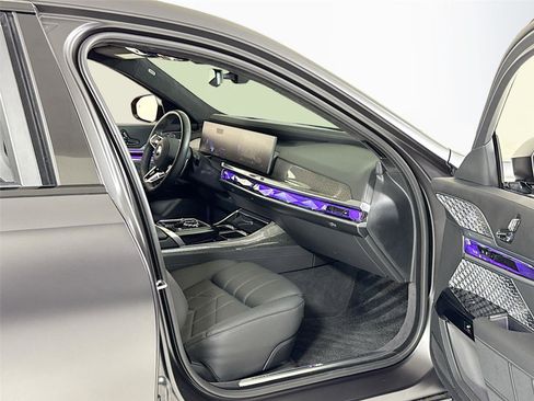 Used 2025 BMW 760i xDrive w/ Executive Package image 37