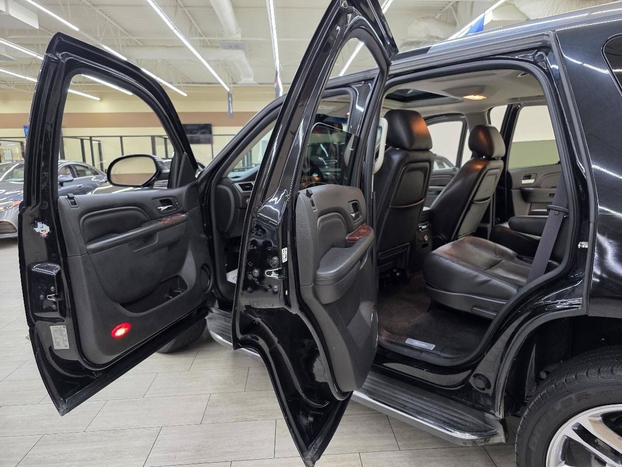Used 2012 Cadillac Escalade Luxury RWD image 16