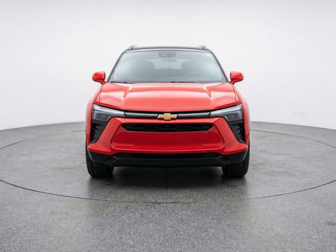 Used 2025 Chevrolet Blazer LT FWD image 2
