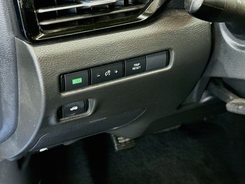 Used 2025 Nissan Sentra SR FWD image 16