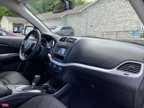 Used 2019 Dodge Journey SE FWD image 18