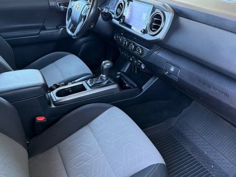 Used 2020 Toyota Tacoma TRD Off-Road w/ Technology Package AWD/4WD image 15