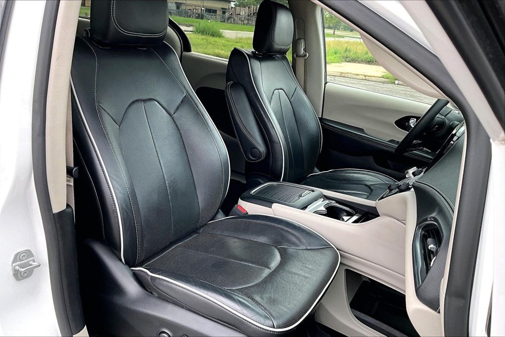 Used 2023 Chrysler Pacifica Limited FWD image 7