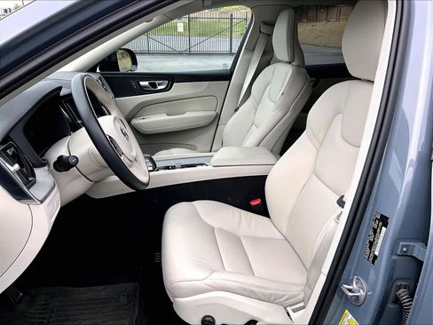 Used 2024 Volvo XC60 B5 Plus w/ Protection Package Premier image 4