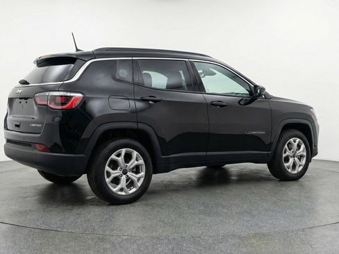 Used 2025 Jeep Compass Latitude AWD/4WD image 9