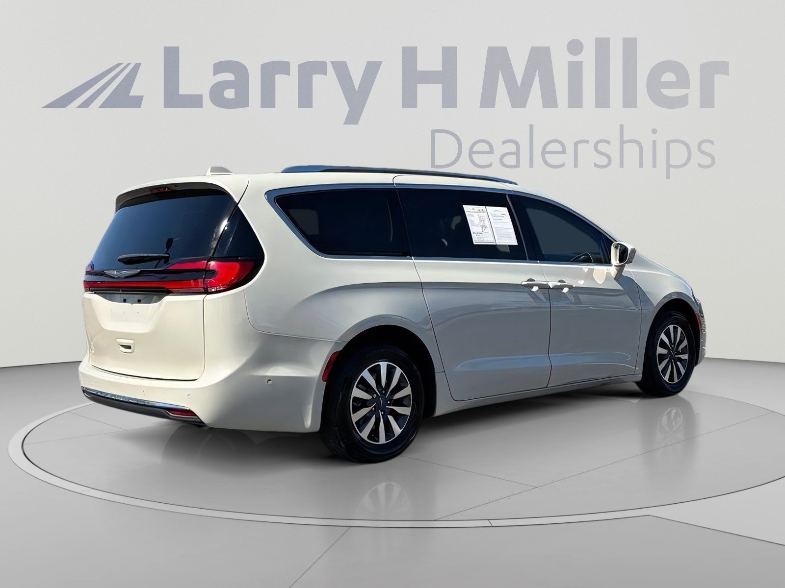 Used 2021 Chrysler Pacifica Touring-L w/ Uconnect Theater Family Group FWD image 6