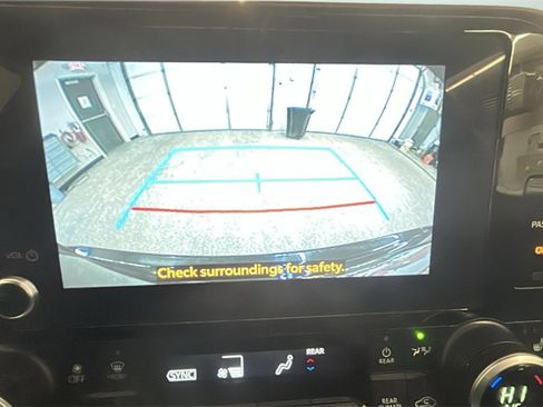 Used 2024 Toyota Highlander XLE image 19