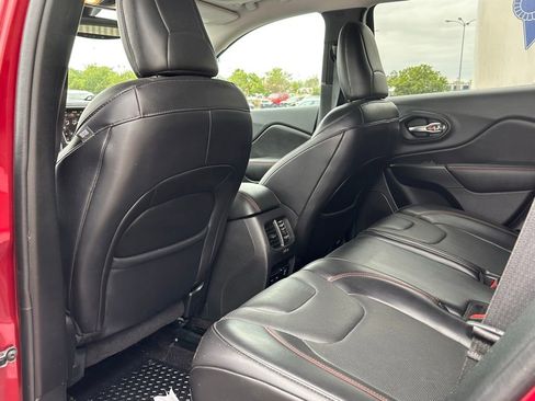 Used 2019 Jeep Cherokee Trailhawk AWD/4WD image 12