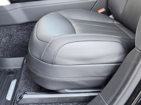 New 2025 Land Rover Range Rover Long Wheelbase SE image 18