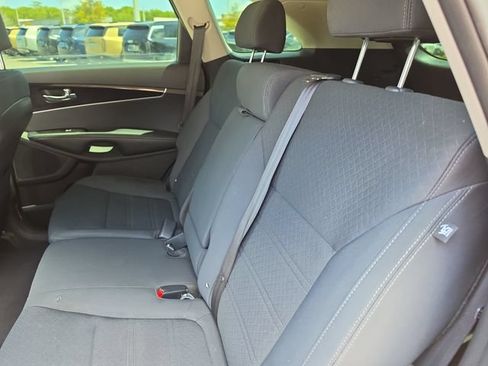Used 2017 Kia Sorento FWD image 11