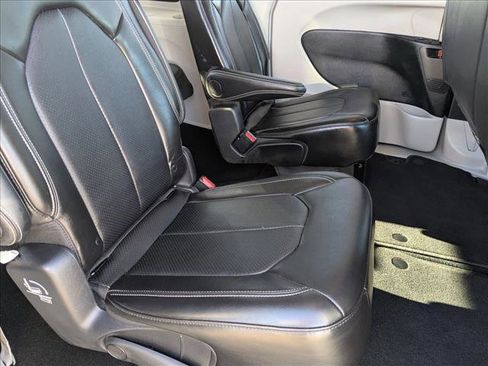 Used 2024 Chrysler Pacifica Touring-L image 22