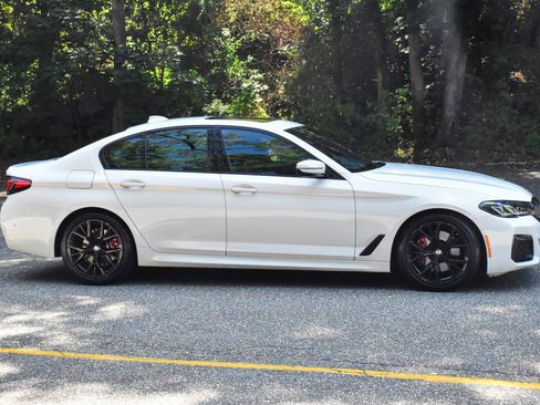 Used 2022 BMW 530i xDrive w/ M Sport Package image 11